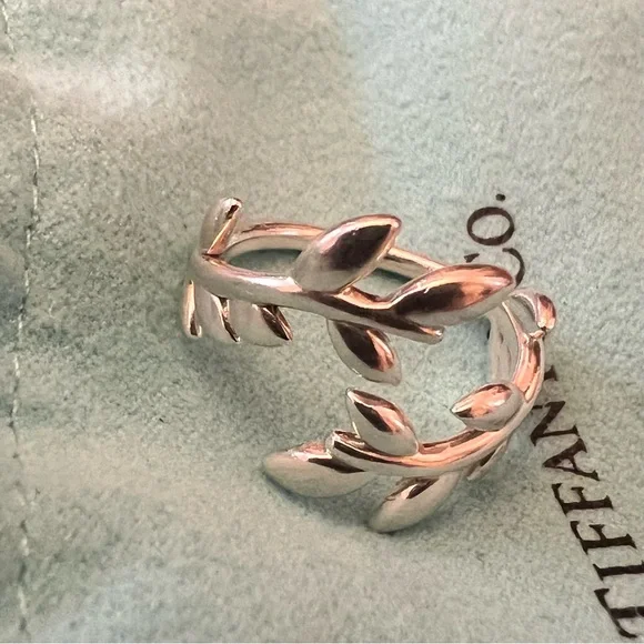 Tiffany & Co. Paloma Picasso®
Olive Leaf Bypass Ring Sterling Silver - Picture 4 of 8